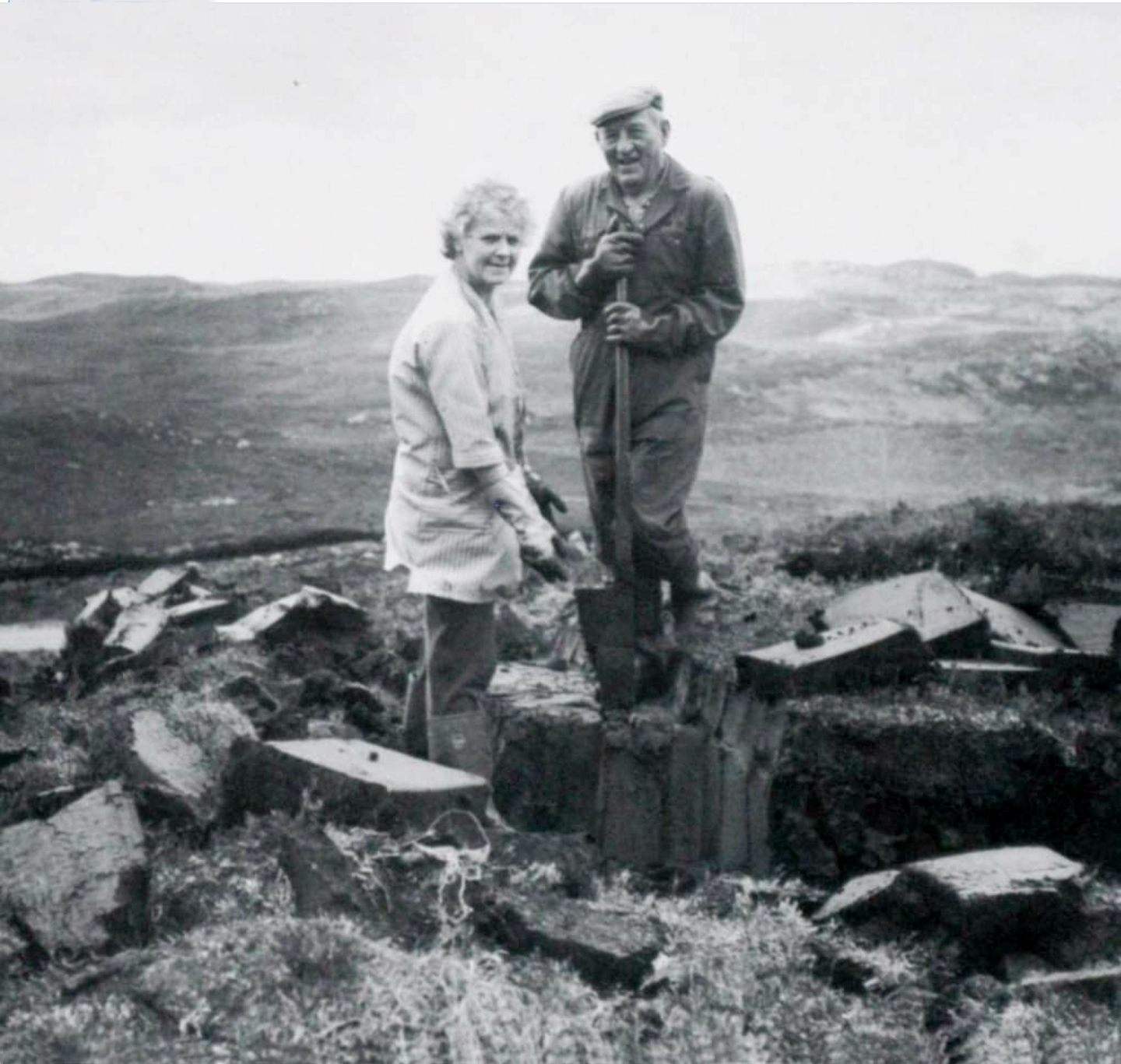 Photo of photos/Donald & Dolag MacLennan i38993 cutting peat